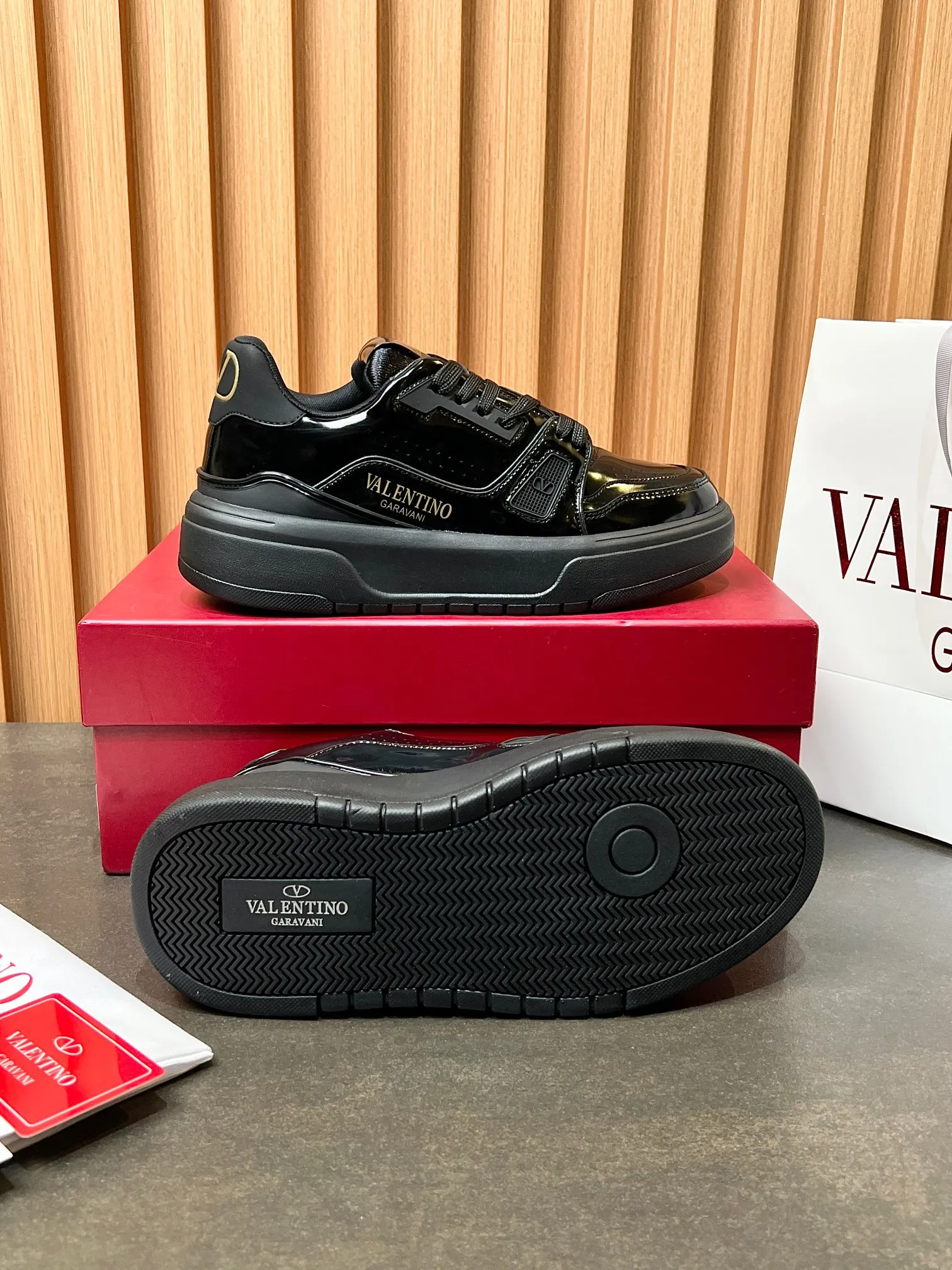 👟👟Ex-factory price 680👟👟 𝑽𝒂𝒍𝒆𝒏𝒕𝒊𝒏𝒐Valentino 𝑶𝒏𝒆𝑺𝒕𝒖𝒅 Couple's sneaker series Valentino 2025 latest couple's sneakers same style for celebrities Hot sale. The original ZP was purchased and dismantled. Repeated printing and modification. Trying to restore the original version 1:1! Top luxury masterpiece, soft and comfortable, combining fashion and leisure, bringing excellent and elegant texture and excellent on-foot comfort. Top purchasing version upper: imported calfskin surface/original oil edge craftsmanship. Lining: water-dyed cowhide lining. Outsole: original development 𝐓𝐏𝐔 two-color combination outsole. Packaging: original configuration complete package. Code number: 34-44